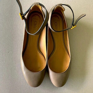 EUC womens CHLOE BALLET FLATS WITH ANKLE STRAP in taupe size 8.5